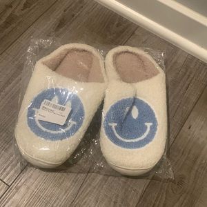NWT HAPPY FACE SLIPPERS KIDS